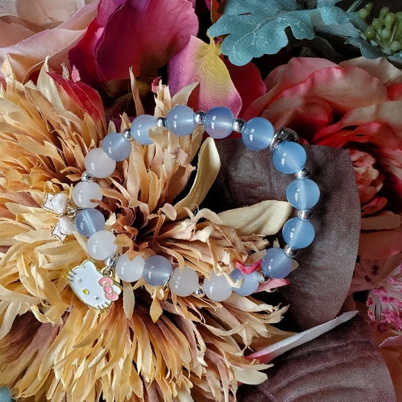 NWT Sanrio Hello Kitty Beaded Cartoon Bracelet Stretchy Blue Gray White - Picture 11 of 11